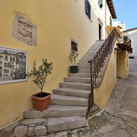 Stari Grad لوفغان